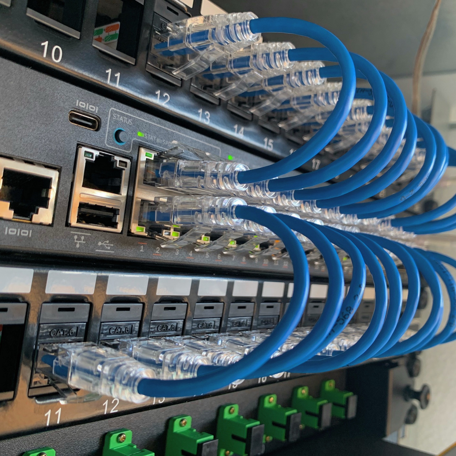 Conexiones de red y fibra óptica