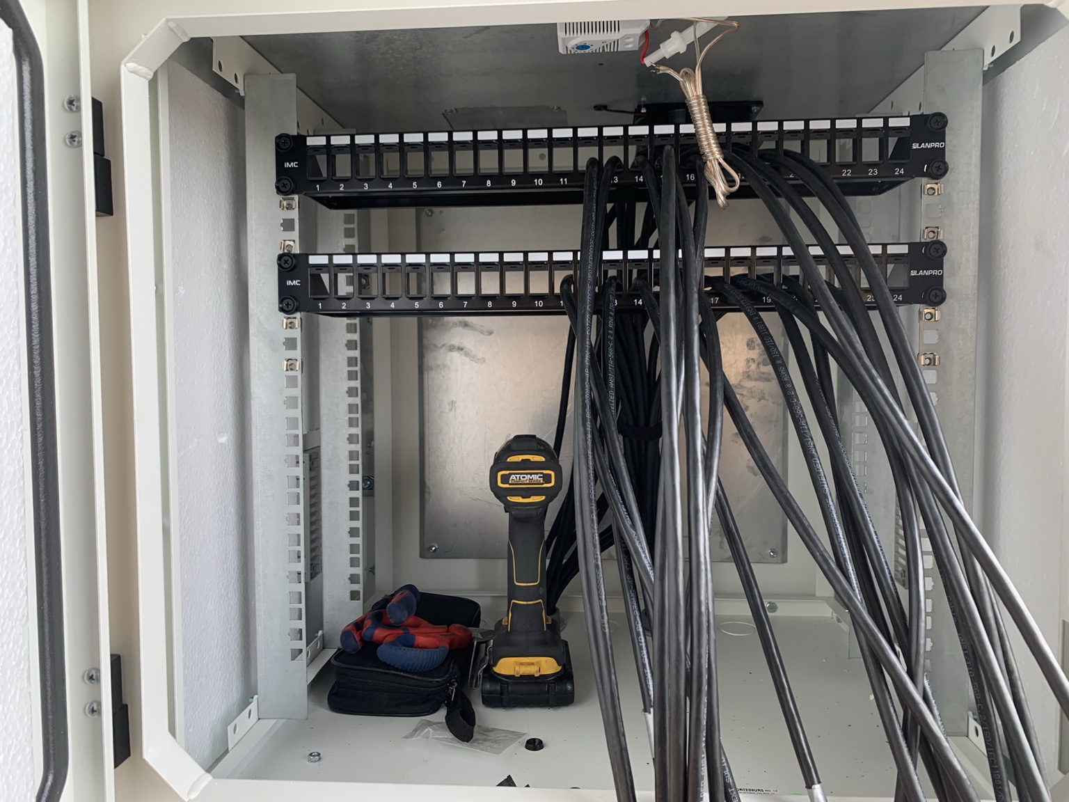 Montaje de patch panels y cableado estructurado en gabinete de comunicaciones
