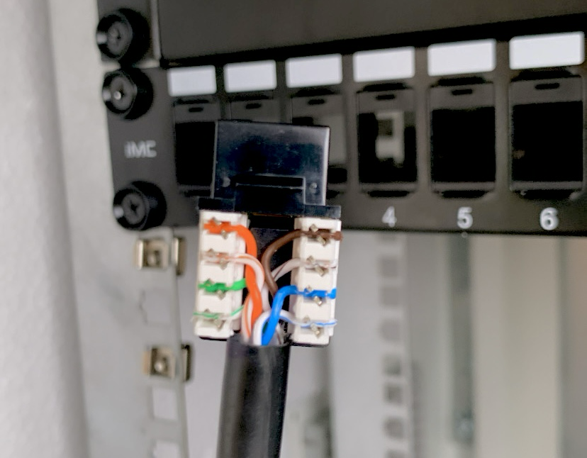 Detalle de terminación de cable de red en jack de patch panel