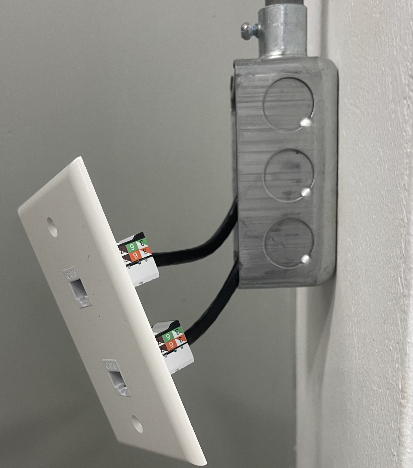 Terminación de puntos de red Cat 6 con placa doble, caja metálica y canalización