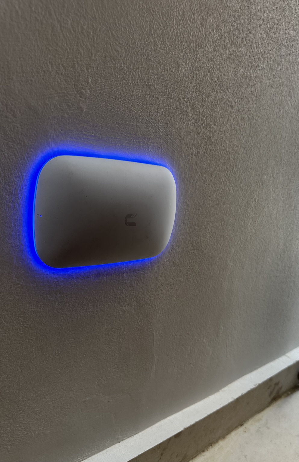 Punto de acceso Wi-Fi instalado en pared