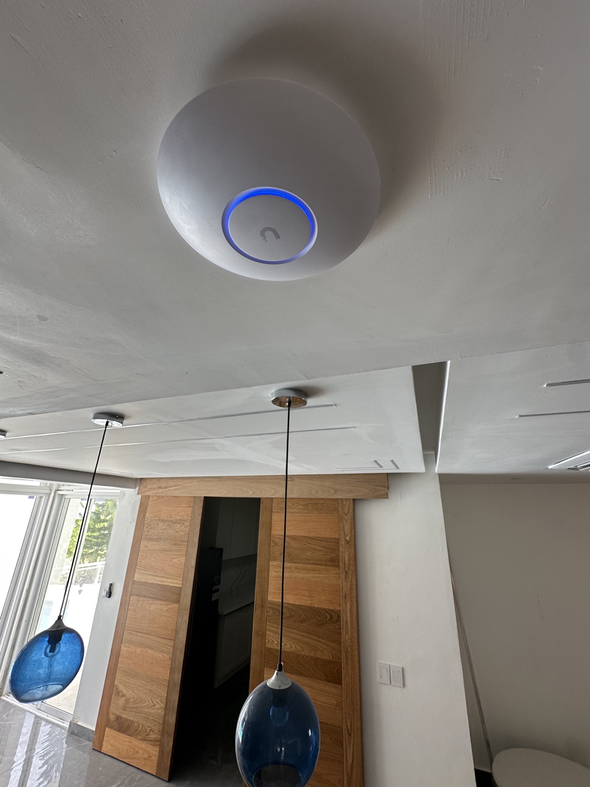 Punto de acceso Wi-Fi instalado en techo