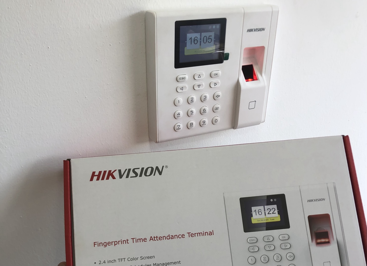 Terminal biométrica Hikvision instalada para control de acceso y asistencia