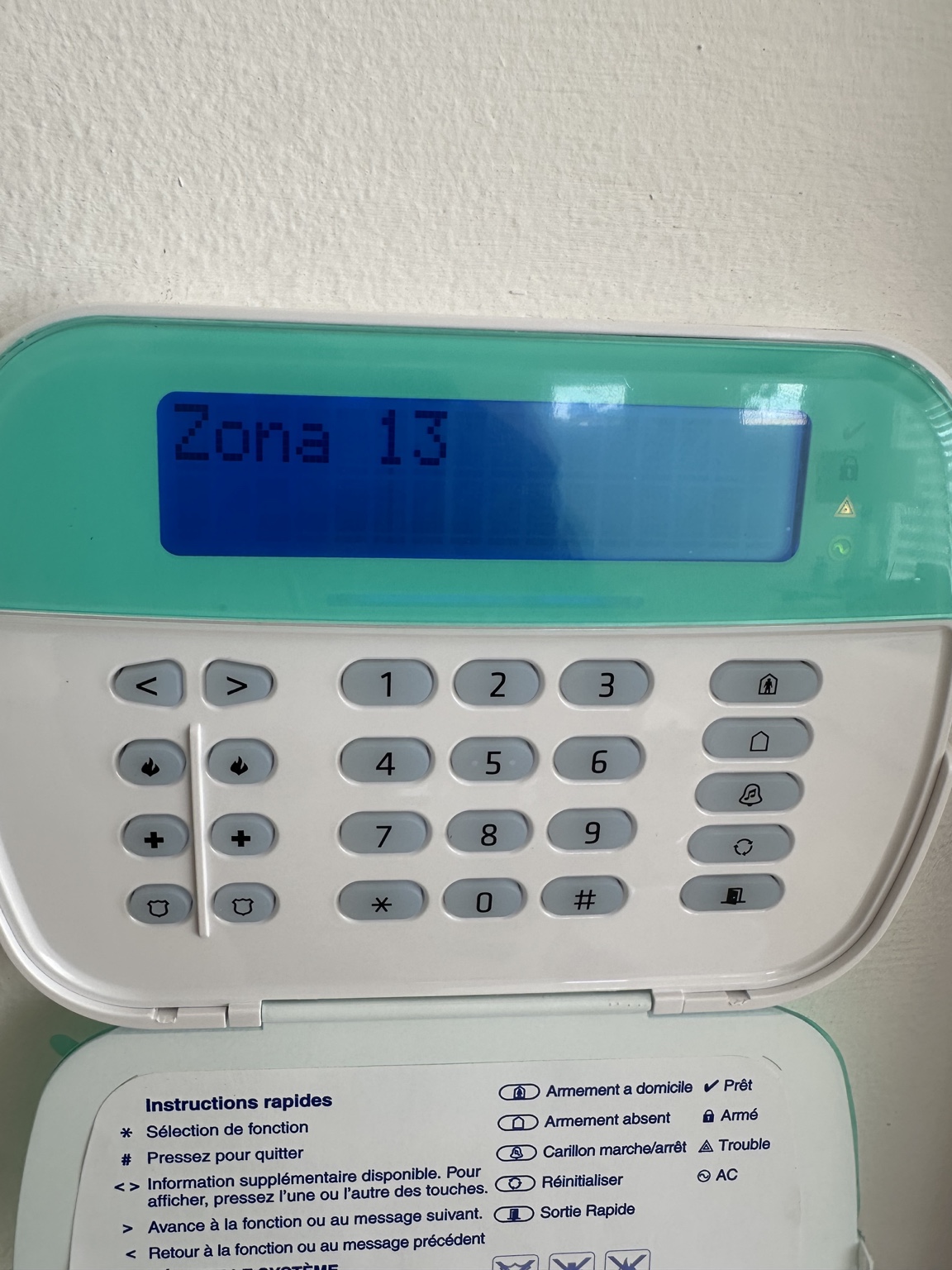 Teclado de sistema de alarma instalado en pared