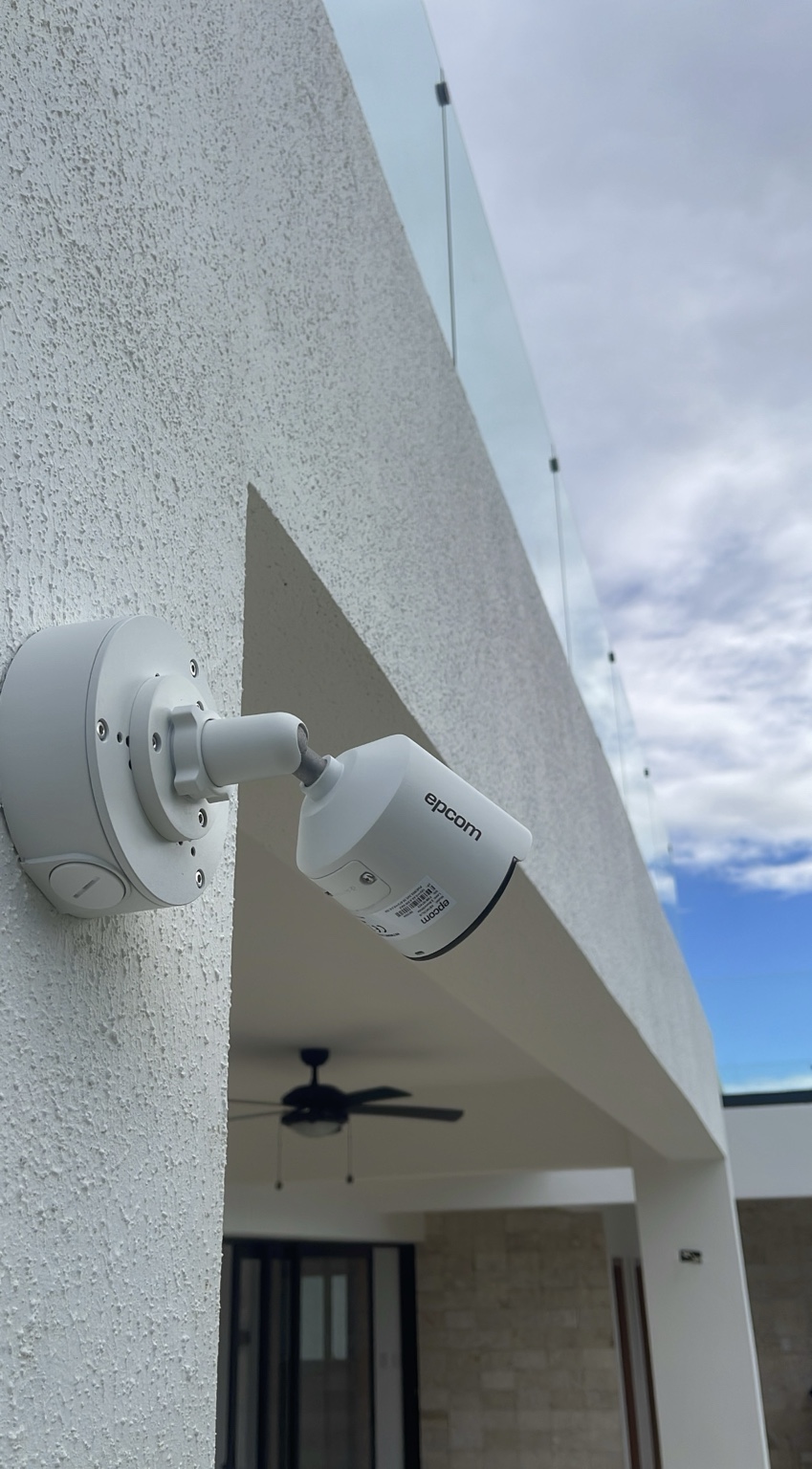 Cámara EPCOM instalada en fachada de villa