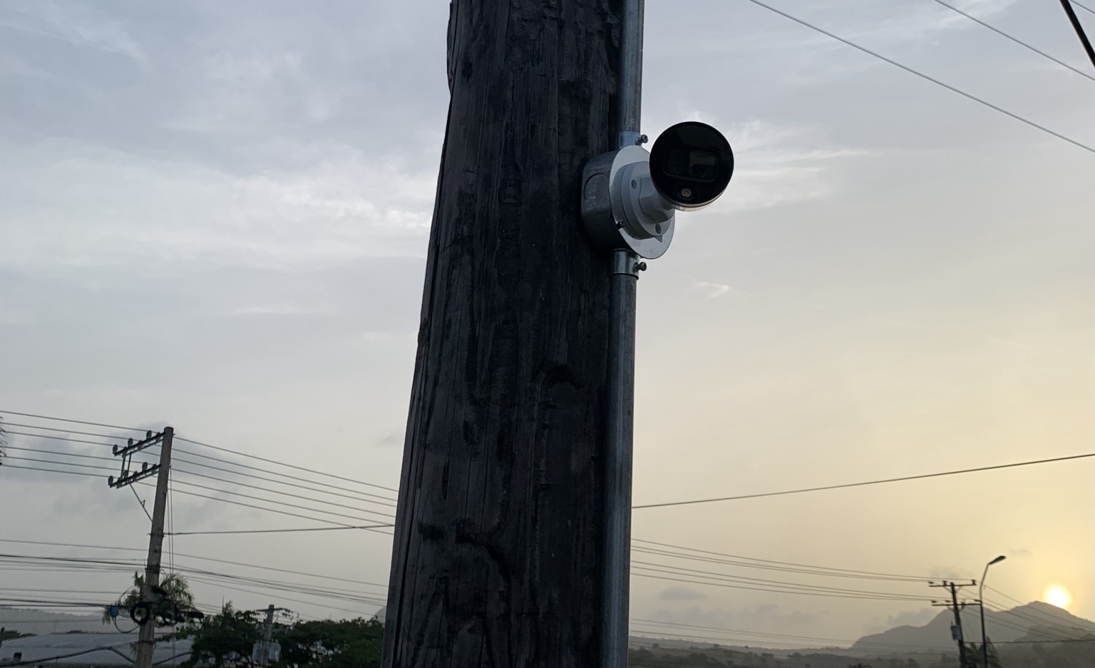 Cámara de videovigilancia instalada en poste exterior