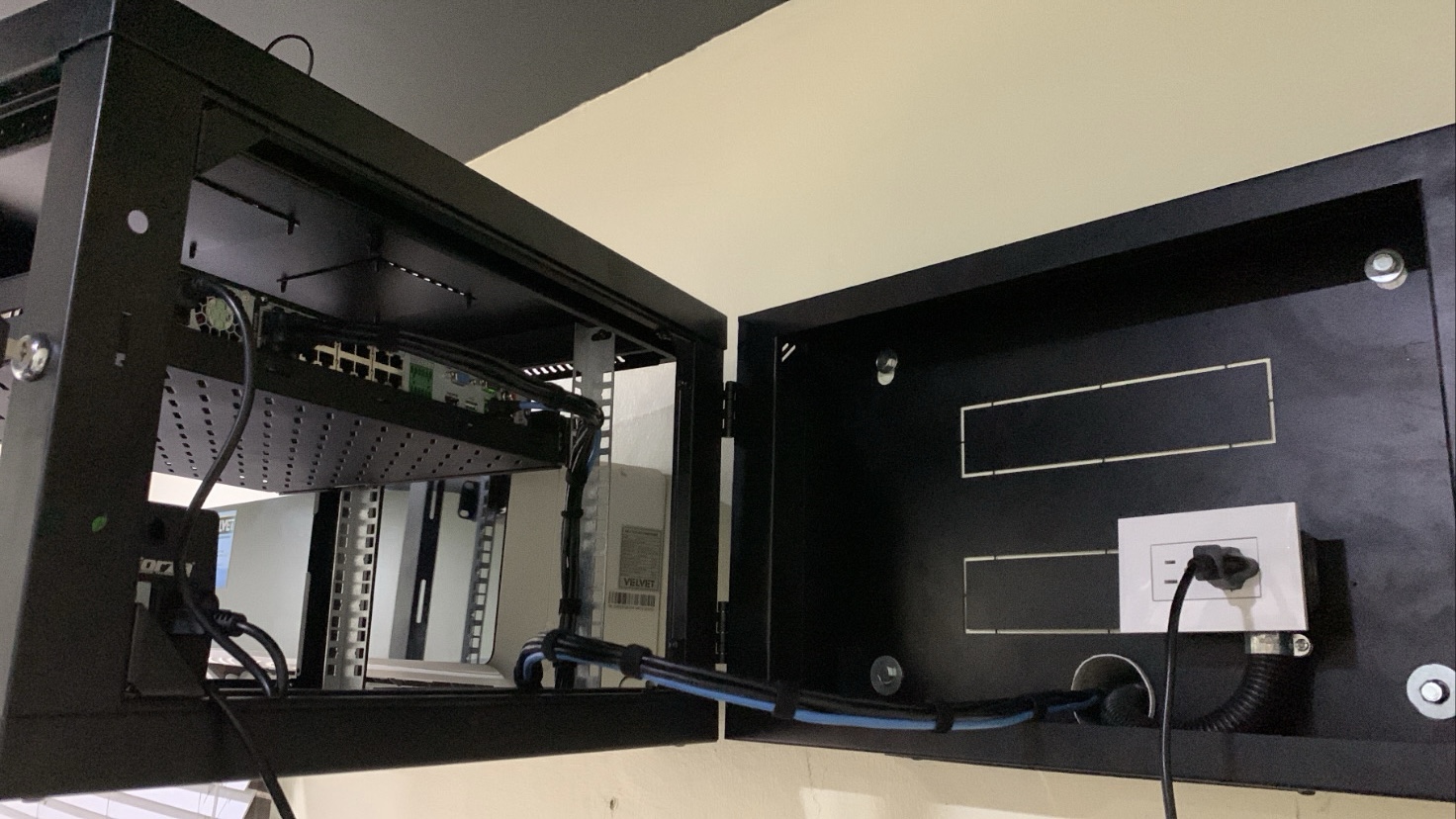 Gabinete técnico de videovigilancia con equipos y cableado organizado