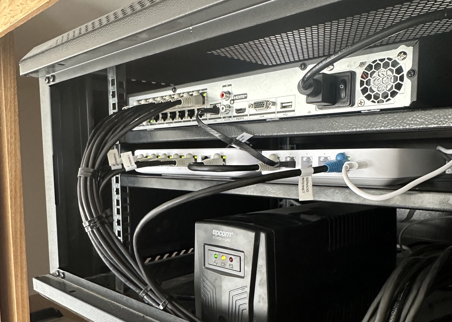 Gabinete de videovigilancia con grabador, conexiones de red y UPS EPCOM