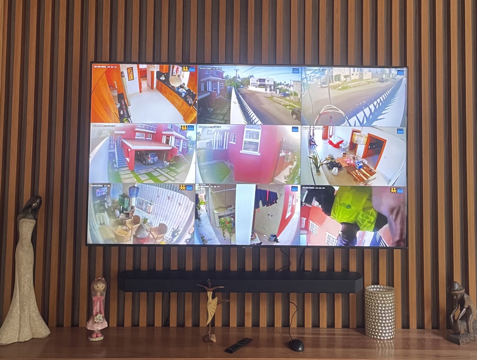 Monitor de videovigilancia mostrando varias cámaras de seguridad