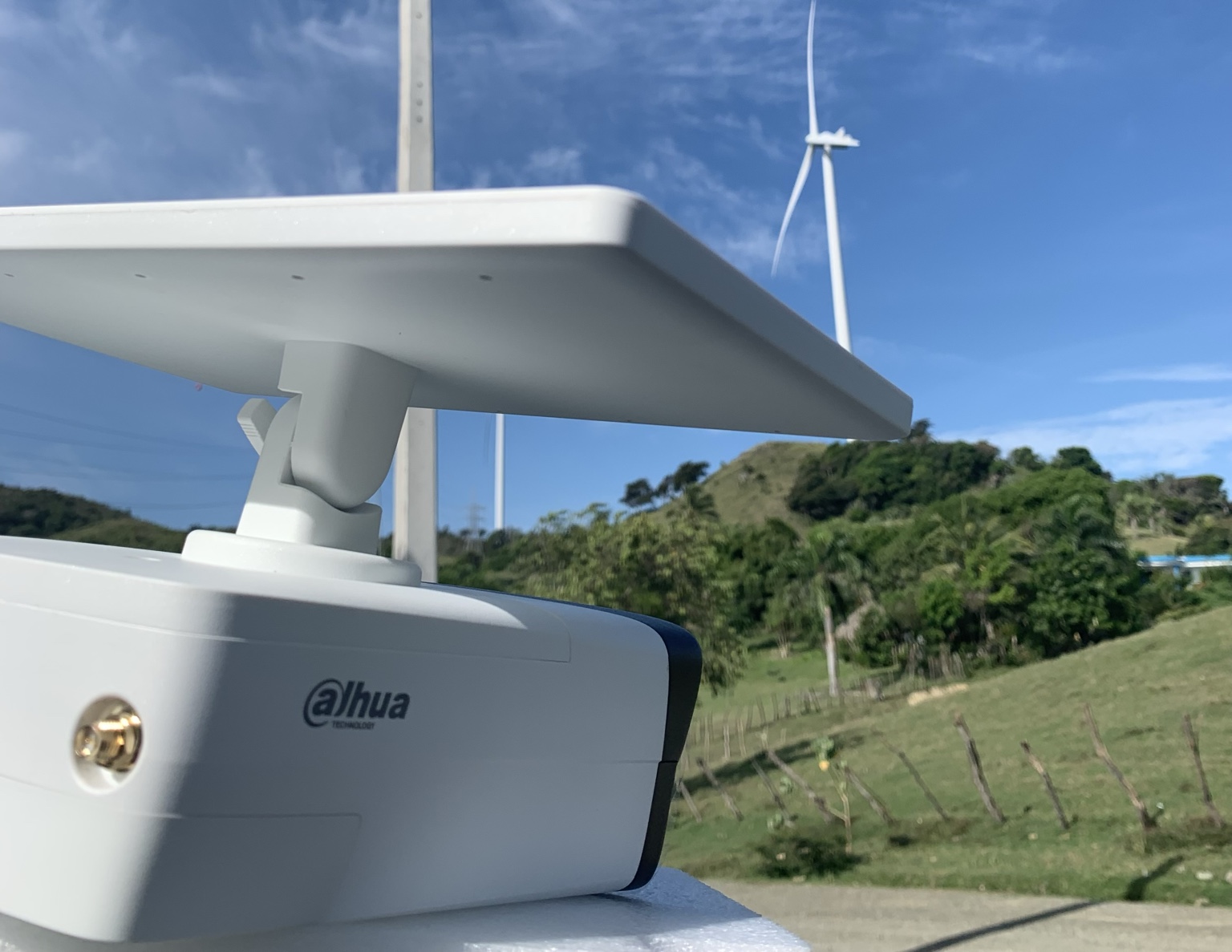 Cámara Dahua exterior con panel solar en un entorno rural