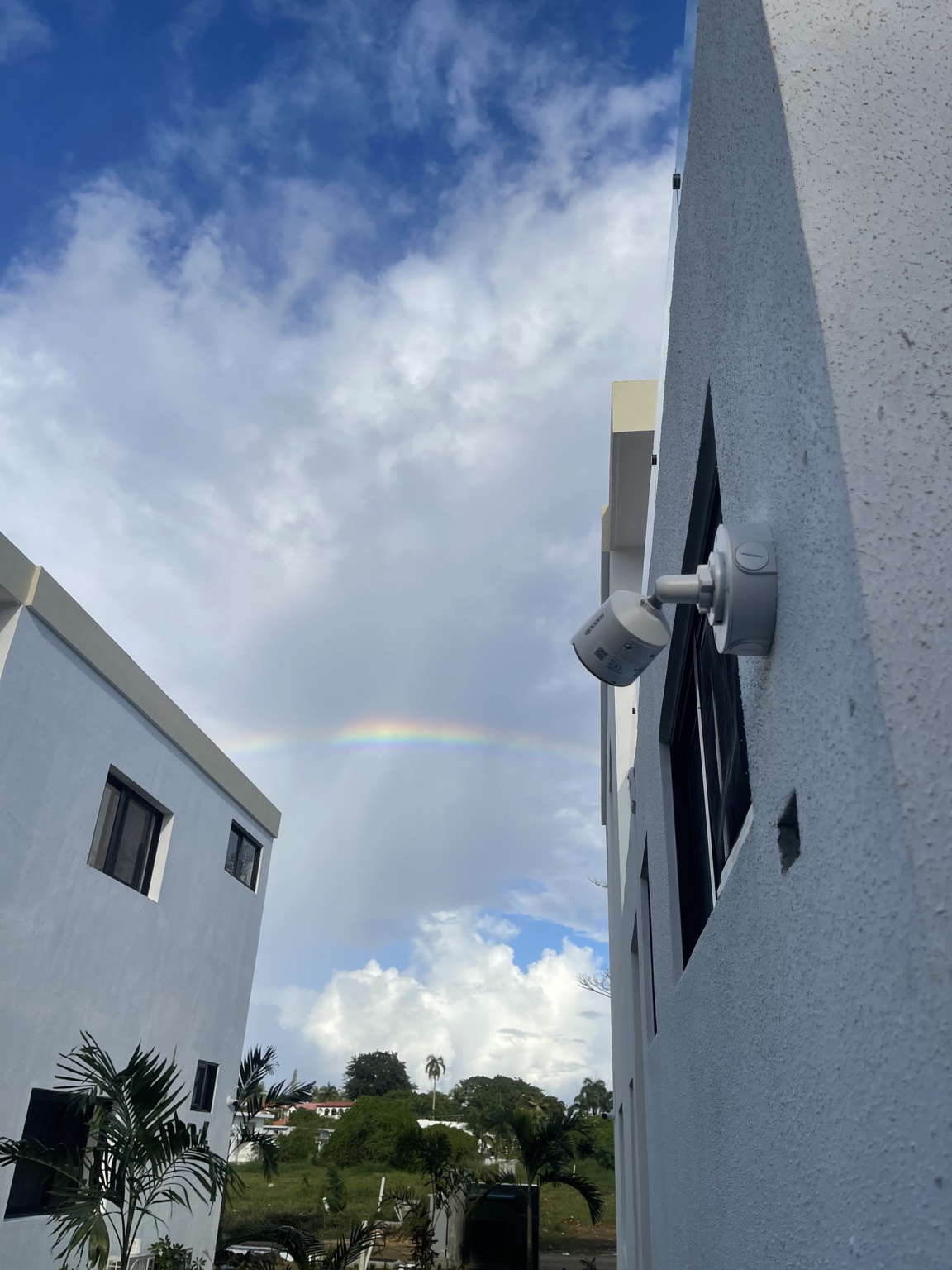Cámara de seguridad instalada en fachada exterior